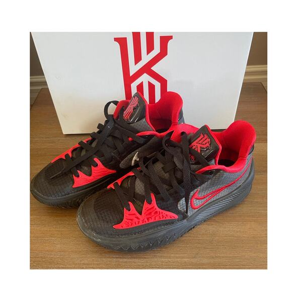 Nike Kyrie 4 Low Size 8.5 Black/Red basketball CW3985 006 - Picture 1 of 11